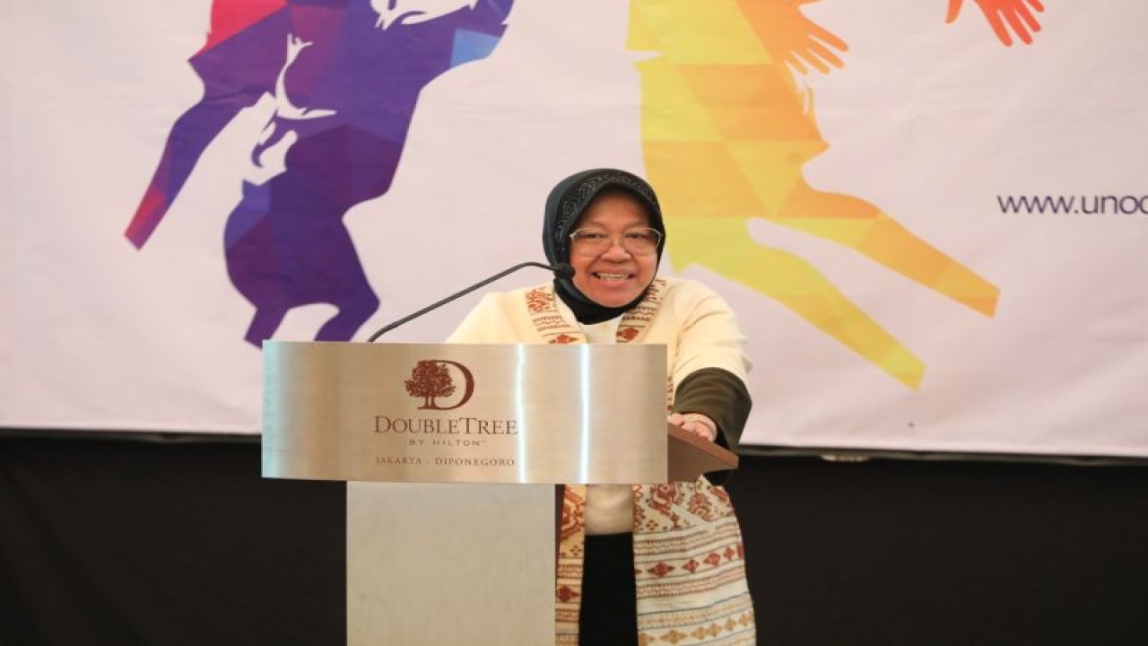 Menteri Sosial Tri Rismaharini dalam acara "Rangkaian Training of Trainers (ToT) tentang Proses Asesmen Psikososial untuk Anak-anak yang Terasosiasi dengan Kelompok Teroris dan Ekstremis Kekerasan di Indonesia" di Jakarta, Selasa (14/3/2023). (ANTARA/HO-Kemensos)
