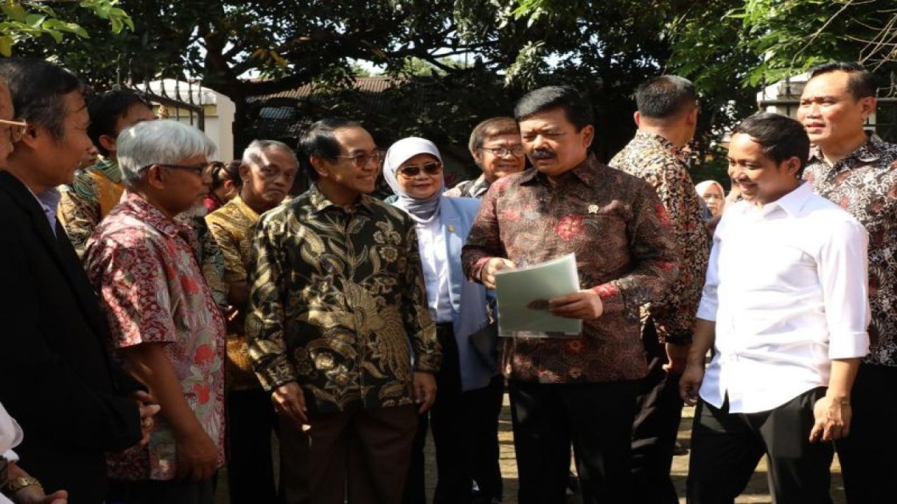 Menteri Agraria dan Tata Ruang/Kepala Badan Pertanahan Nasional (ATR/BPN) Hadi Tjahjanto saat menyerahkan sertipikat tanah untuk Perumahan Dosen Universitas Hasanuddin, Makassar, Kamis (16/3/2023). (ANTARA/Ho/Kementerian ATR/BPN/dok.Pri)