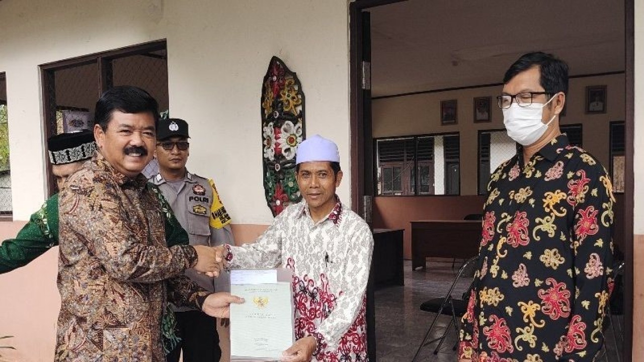 Menteri ATR/BPN Hadi Tjahjanto menyerahkan sertipikat tanah wakaf dan rumah ibadah di Kalimantan Tengah yang dilakukan di Kelurahan Banturung, Kecamatan Bukit Batu, Palangka Raya, Jumat, (24/3/2023). (ANTARA/Muhammad Arif Hidayat)