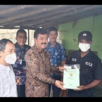 Menteri ATR/BPN serahkan sertipikat PTSL langsung ke rumah warga-1679643243