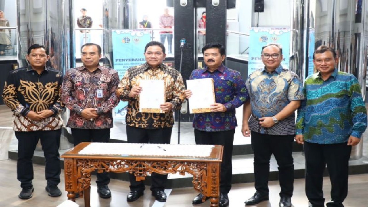 Menteri Agraria dan Tata Ruang/Kepala Badan Pertanahan Nasional (Menteri ATR/Kepala BPN) Hadi Tjahjanto menerima Laporan Hasil Pemeriksaan (LHP) atas Kepatuhan Pengelolaan Tata Ruang dan Layanan Pertanahan Tahun 2021-2022 dari Badan Pemeriksa Keuangan (BPK) di Pontiakan, Rabu (1/3/2023). (ANTARA/Ho/Kementerian ATR/BPN)