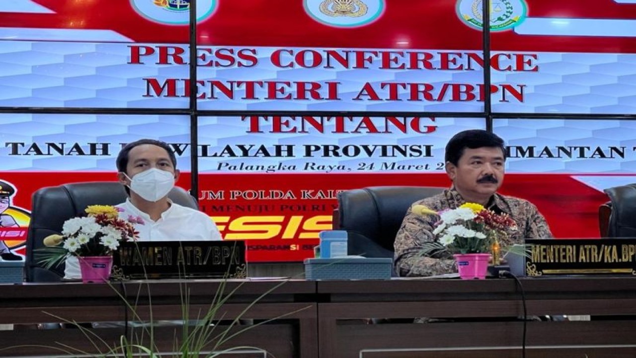 Menteri Agraria dan Tata Ruang/Kepala Badan Pertanahan Nasional (ATR/BPN) Hadi Tjahjanto (kanan) dan Wakil Menteri ATR/BPN Raja Juli Antoni dalam jumpa pers terkait mafia tanah di Palangkaraya, Kalimantan Tengah (Kalteng), Jumat (24/3/2023). (ANTARA/Ho/Kementerian ATR/BPN/dok.Pri)
