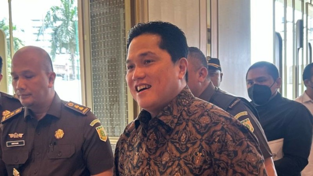 Menteri Badan Usaha Milik Negara (BUMN) Erick Thohir saat "Penyerahan Pengelolaan Aset Perkara Jiwasraya dari Kejaksaan Agung RI kepada Kementerian BUMN", di Jakarta, Senin (6/3/2023). ANTARA/Maria Cicilia Galuh.