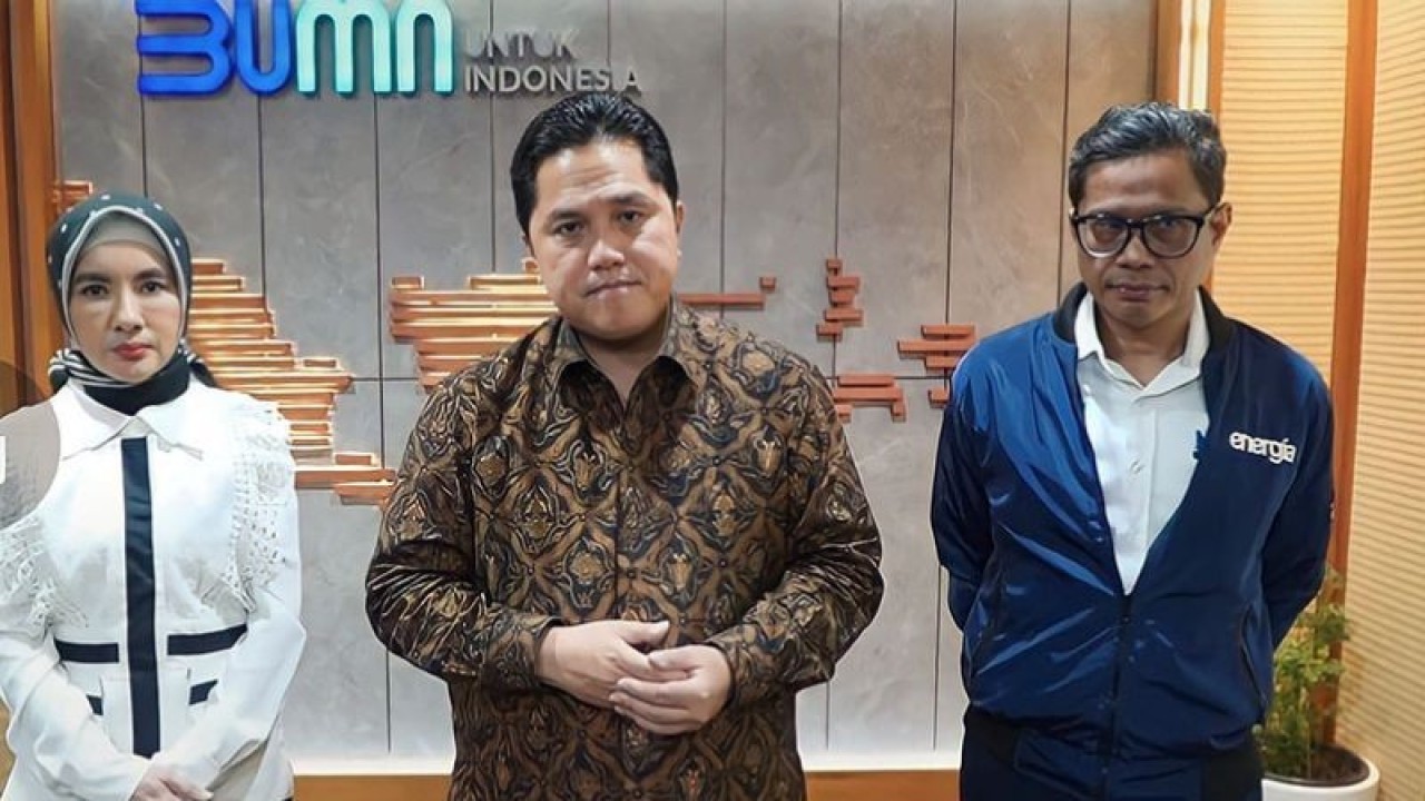 Tangkapan layar - Menteri BUMN Erick Thohir (tengah) didamping Wakil Menteri BUMN I Pahala Mansury (kanan) dan Direktur Utama Pertamina Nicke Widyawati. ANTARA/HO-Kementerian BUMN/pri.