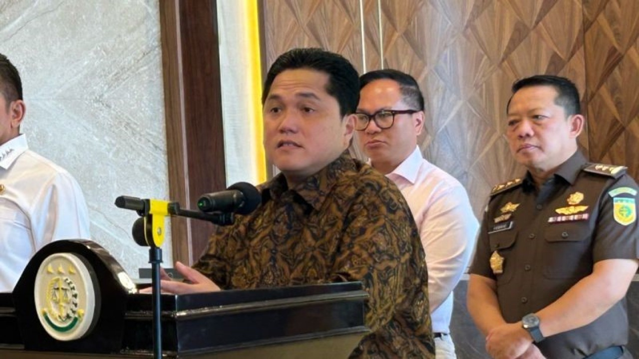 Menteri Badan Usaha Milik Negara (BUMN) Erick Thohir dalam jumpa pers "Penyerahan Pengelolaan Asset Perkara Jiwasraya dari Kejaksaan Agung RI kepada Kementerian BUMN" bersama Jaksa Agung ST Burhanuddin, di Jakarta, Senin (6/3/2023). ANTARA/Maria Cicilia Galuh.