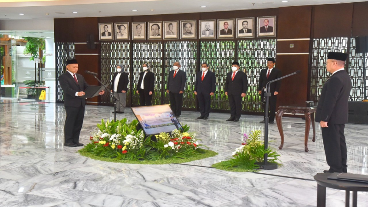 Menteri Energi dan Sumber Daya Mineral (ESDM) Arifin Tasrif (kanan) melantik Sugeng Mujiyanto sebagai Kepala Badan Geologi Kementerian ESDM, di Jakarta, Kamis (2/3/2023). ANTARA/HO-Humas Kementerian ESDM.