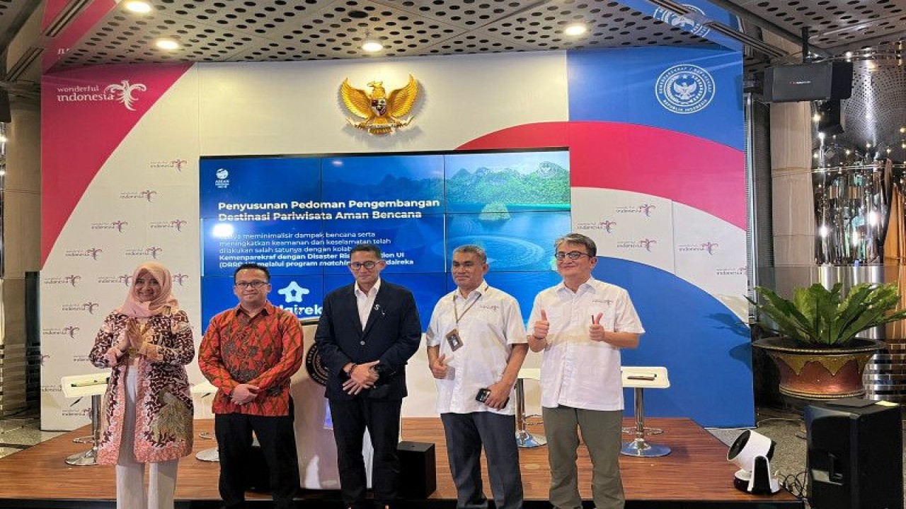Menteri Pariwisata dan Ekonomi Kreatif Sandaiaga Uno (tengah). (ANTARA/Foto: istimewa)