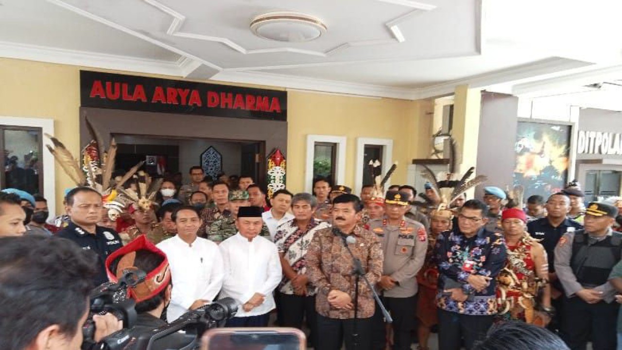 Menteri ATR/BPN Hadi Hadi Tjahjanto menjawab pertanyaan masyarakat korban mafia tanah di Mapolda Kalimantan Tengah, Kota Palangka Raya, Kalimantan Tengah, Jumat (24/3/2023). (ANTARA/Adi Wibowo)
