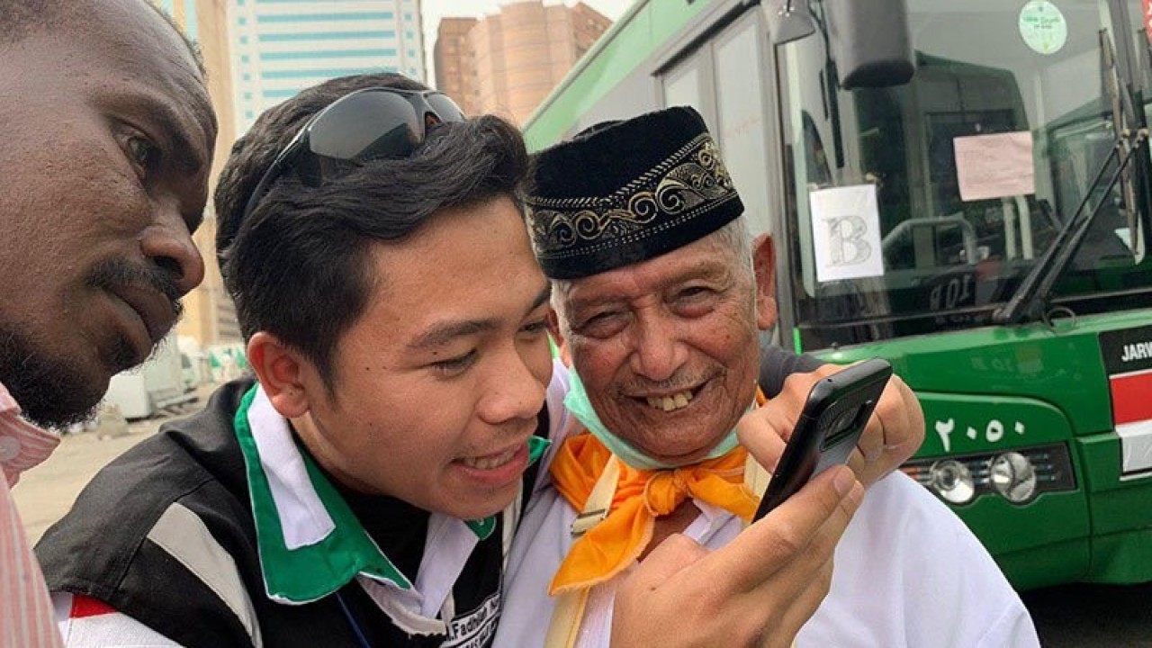 Seorang petugas haji menunjukkan rute bus kepada seorang jamaah di Terminal Syeib Amir, Mekkah, Jumat (26/7/2019) . Banyak jamaah lansia yang kerap kali kesulitan untuk mengingat nomor dan rute bus shalawat ke pondokannya. ANTARA/Hanni Sofia/pri