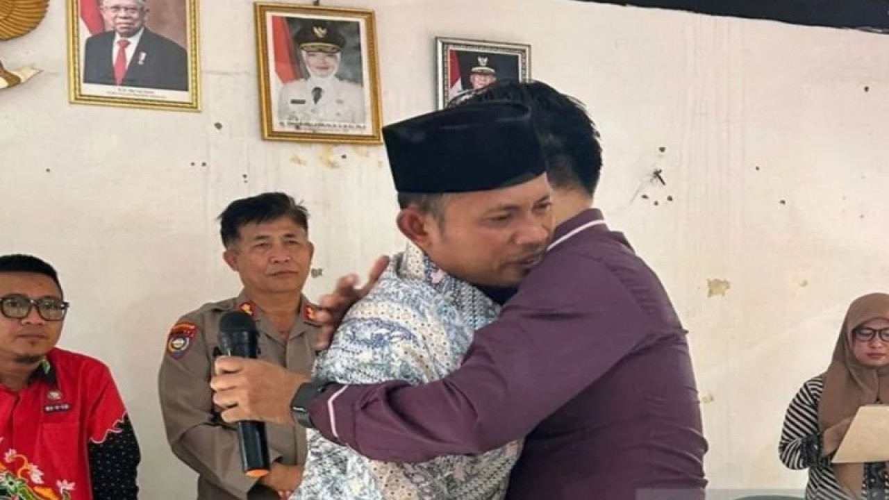Proses damai antara pengurus Gereja Kristen Kemah Daud (GKKD) dan tokoh masyarakat melakukan perdamaian terkait persoalan yang terjadi Bandarlampung, Jumat (24/2/2023). (ANTARA/HO-Kemenag Lampung)