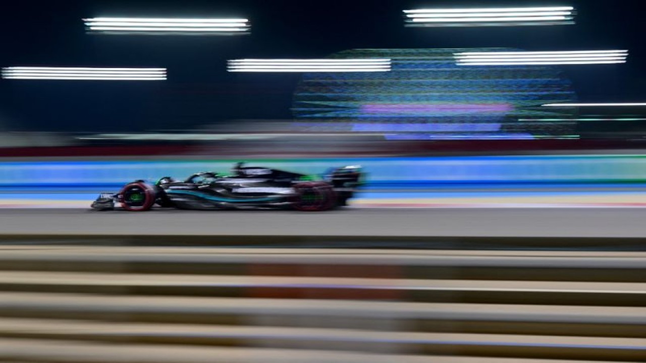 Pebalap Mercedes George Russell menjalani kualifikasi Grand Prix Bahrain, Sirkuit Internasional Bahrain, Sakhir. (4/3/2023) (AFP/ANDREJ ISAKOVIC)