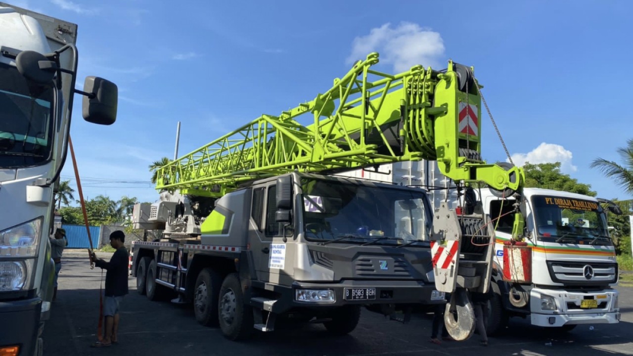 Mesin jahit rumput lapangan bola