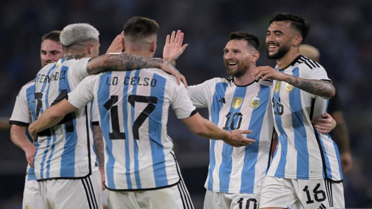 Para pemain Argentina merayakan gol Enzo Fernandez (kiri) setelah mencetak gol keempat timnya dalam pertandingan persahabatan melawan Curacao di Madre de Ciudades pada 28 Maret 2023. ANTARA/AFP/JUAN MABROMATA
