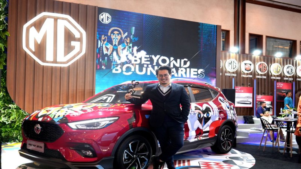 Marketing and PR Director MG Motor Indonesia Arief Syarifudin bersama trofi GJAW Favorite Booth 2023 (ANTARA/HO-MG Motor Indonesia)