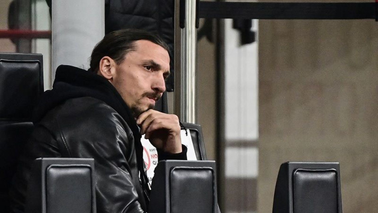 Penyerang AC Milan Zlatan Ibrahimovic saat menyaksikan rekan-rekannya menghadapi Napoli dalam lanjutan Liga Italia di Stadion San Siro, Milan, Italia, Minggu (14/3/2021). (ANTARA/AFP/Miguel Medina)