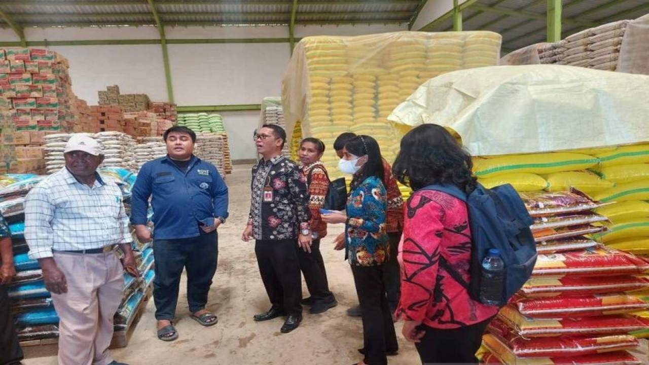 Pemerintah Kota Sorong, Provinsi Papua Barat Daya melakukan inspeksi mendadak ke salah satu distributor, Kamis (9/3). (ANTARA/Yuvensius Lasa Banafanu)