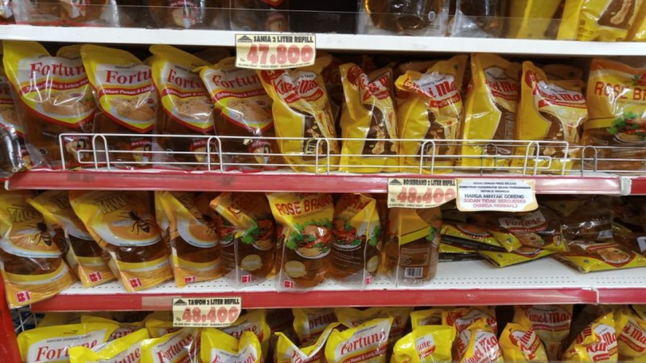 Minyak goreng yang di jual untuk masyarakat Belitung (ANTARA/Kasmono)