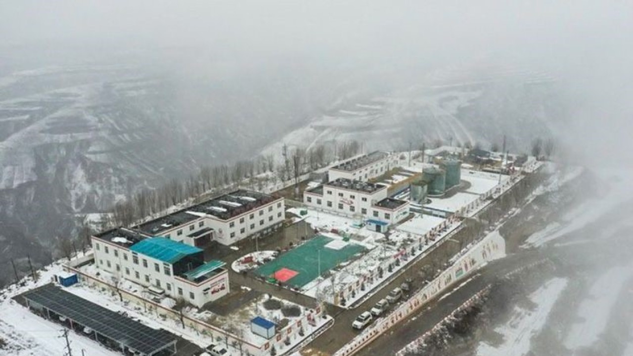 Ilustrasi - Foto udara menunjukkan zona kerja di ladang minyak Changqing, ladang minyak dan gas terbesar China Provinsi Gansu, China barat laut. ANTARA/XINHUA/Ma Xiping/aa.