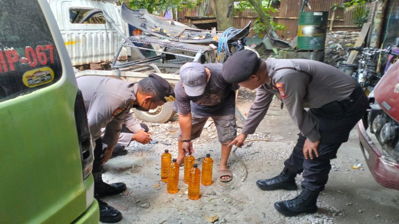 Razia minuman keras yang digencarkan jajaran Polres Bantul, Daerah Istimewa Yogyakarta jelang Ramadhan. ANTARA/Foto Humas Polres Bantul.