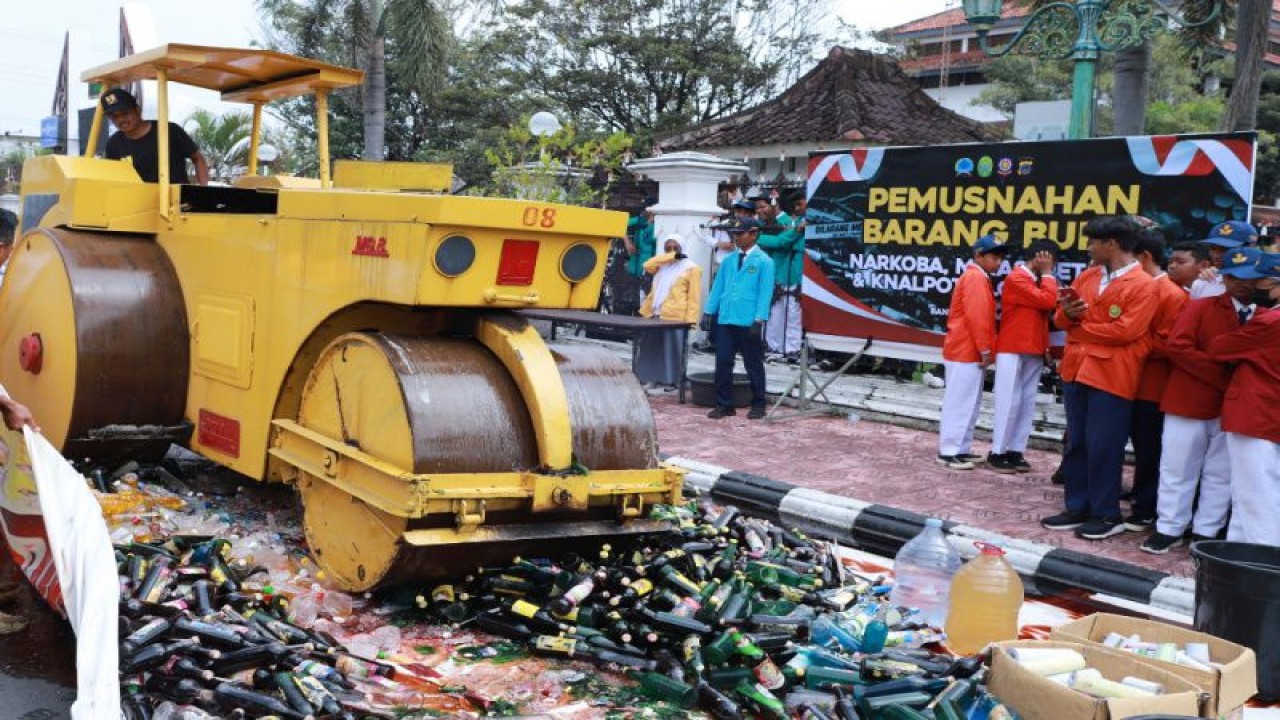Pemusnahan barang bukti minuman keras di Lapangan Paseban, Kabupaten Bantul, Daerah Istimewa Yogyakarta, Senin (20/3/2023). ANTARA/HO-Humas Pemkab Bantul