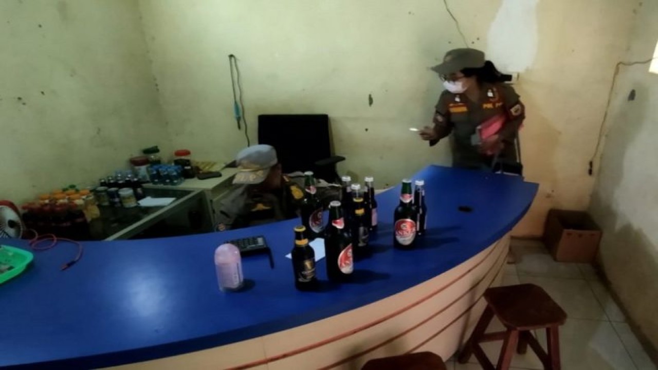 Petugas Satuan Polisi Pamong Praja Kabupaten Batang sedang menyita sejumlah botol minuman keras milik pedagang, Rabu (22/3/2023). ANTARA/HO-Humas Kabupaten Batang