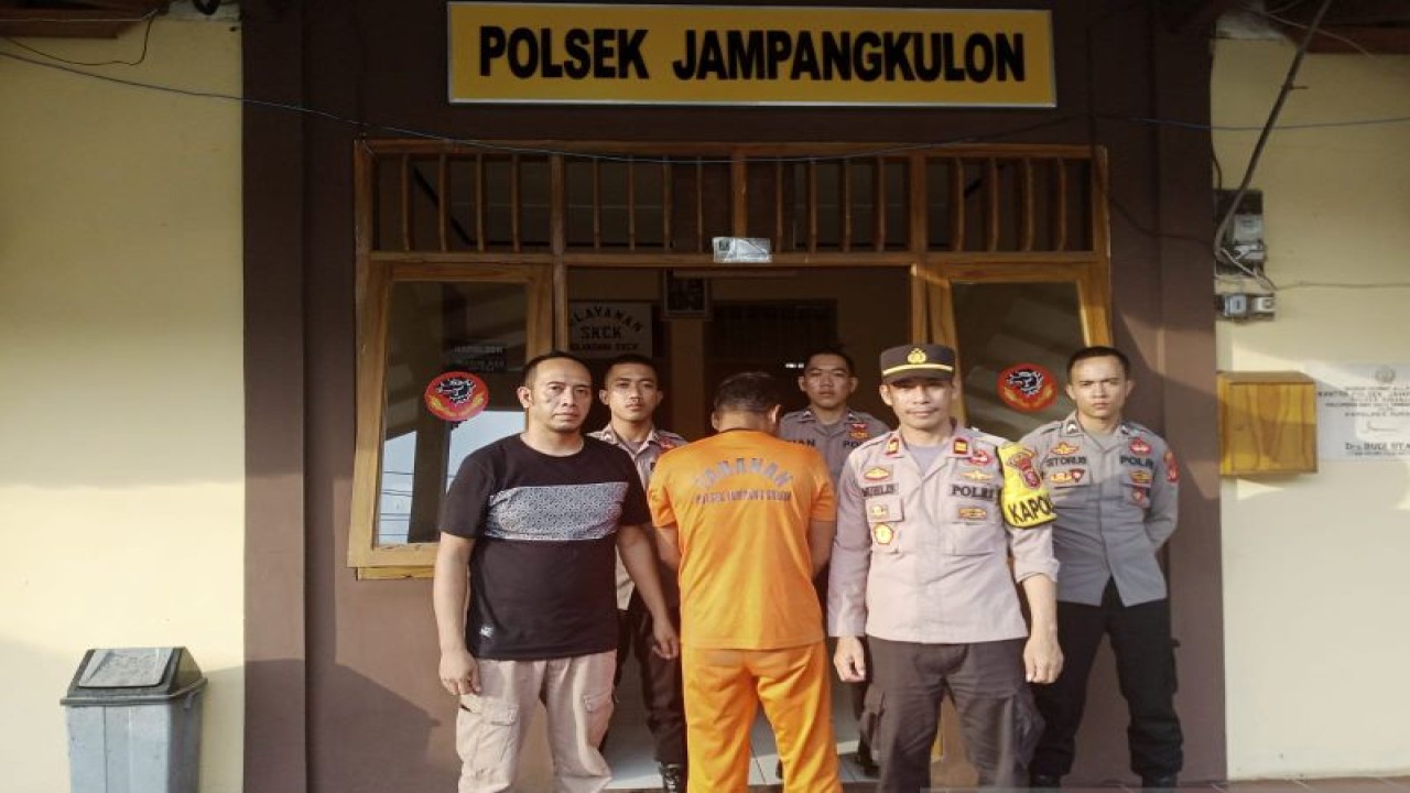 Kapolsek Jampangkulon Iptu Mukhlis bersama jajaran Unit Reskrim Jampangkulon menunjuk pelaku curanmor yang kerap beraksi di wilayah Pajampangan, Kabupaten Sukabumi, Jabar. Antara/Aditya Rohman.