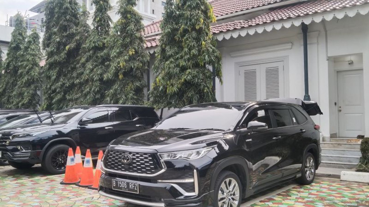 Sejumlah kendaraan dinas operasional parkir di halaman depan Balai Kota Jakarta, Jumat (3/3/2023). ANTARA/Dewa Ketut Sudiarta Wiguna