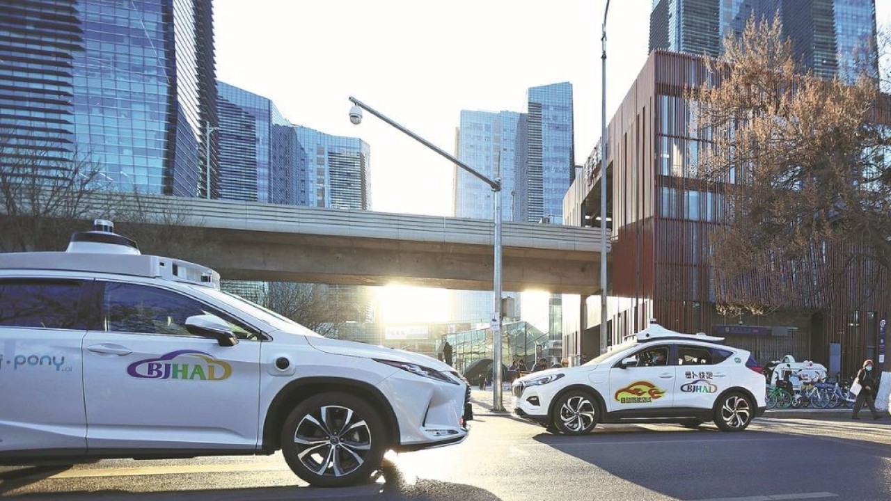 Mobil tanpa sopir Baidu dan Pony.ai diuji di jalan di Yizhuang di pinggiran selatan Beijing, China. (China Daily)