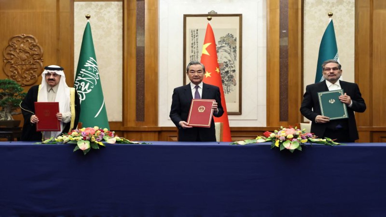 Wang Yi, anggota Biro Politik pada Komisi Sentral Partai Komunis China (CPC) (tengah) dan Direktur Komisi Hubungan Luar Negeri Iran Ali Shamkhani (kanan) serta Penasihat Keamanan Nasional Arab Saudi Musaad bin Mohammed Al Aiban saat akhir pembicaraan bagi langkah normalisasi hubungan diplomatik Iran-Arab Saudi di Beijing, China, pada 10 Maret 2023. (REUTERS/CHINA DAILY)