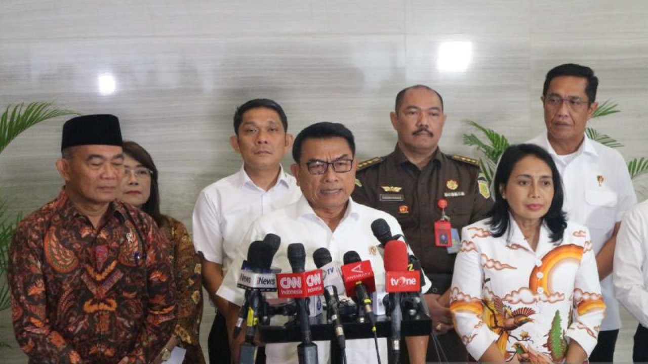 Kepala Staf Kepresidenan RI, Moeldoko (tengah depan), memberikan keterangan pers di Gedung Bina Graha, Jakarta, Kamis (30/3/2023). (ANTARA/Rangga Pandu Asmara Jingga)