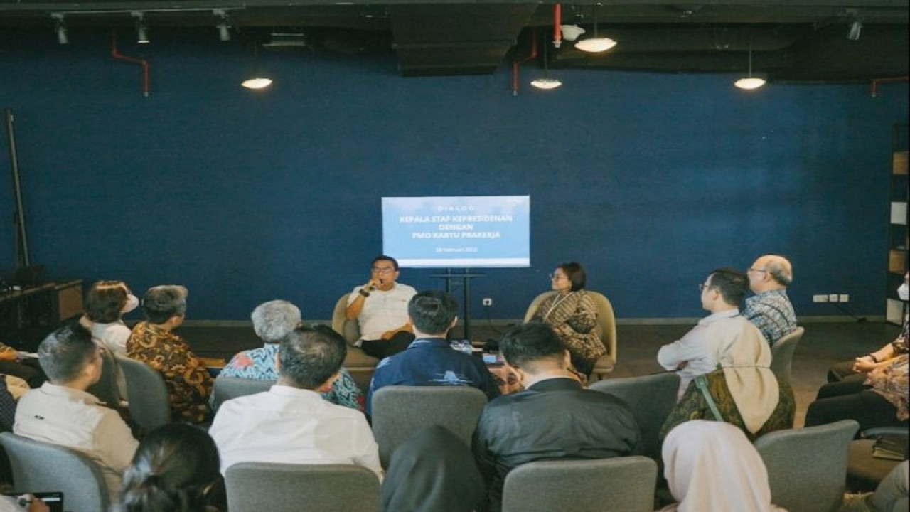 Kepala Staf Kepresidenan sekaligus Wakil Ketua Komisi Cipta Kerja Moeldoko dalam diskusi dengan pimpinan dan staf Manajemen Pelaksana Program Kartu Prakerja, Selasa (28/2/2023).​​​​​​​ ANTARA/HO-Prakerja
