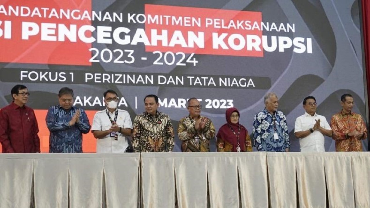 Kepala Staf Kepresidenan Moeldoko (kedua kanan) menghadiri penandatanganan komitmen pelaksanaan Aksi Pencegahan Korupsi 2023-2024 di Gedung Juang KPK, Jakarta, Rabu (8/3/2023). (ANTARA/HO-Kantor Staf Presiden)