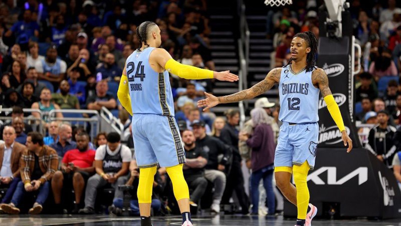 Bintang Memphis Grizzlies Ja Morant (kanan) berselebrasi dengan rekannya Dillon Brooks seusai mencetak angka melawan Orlando Magic dalam gim lanjutan NBA di Amway Center, Florida, Amerika Serikat, Kamis (5/1/2023) waktu setempat. (ANTARA/AFP/GETTY IMAGES/Mike Ehrmann)