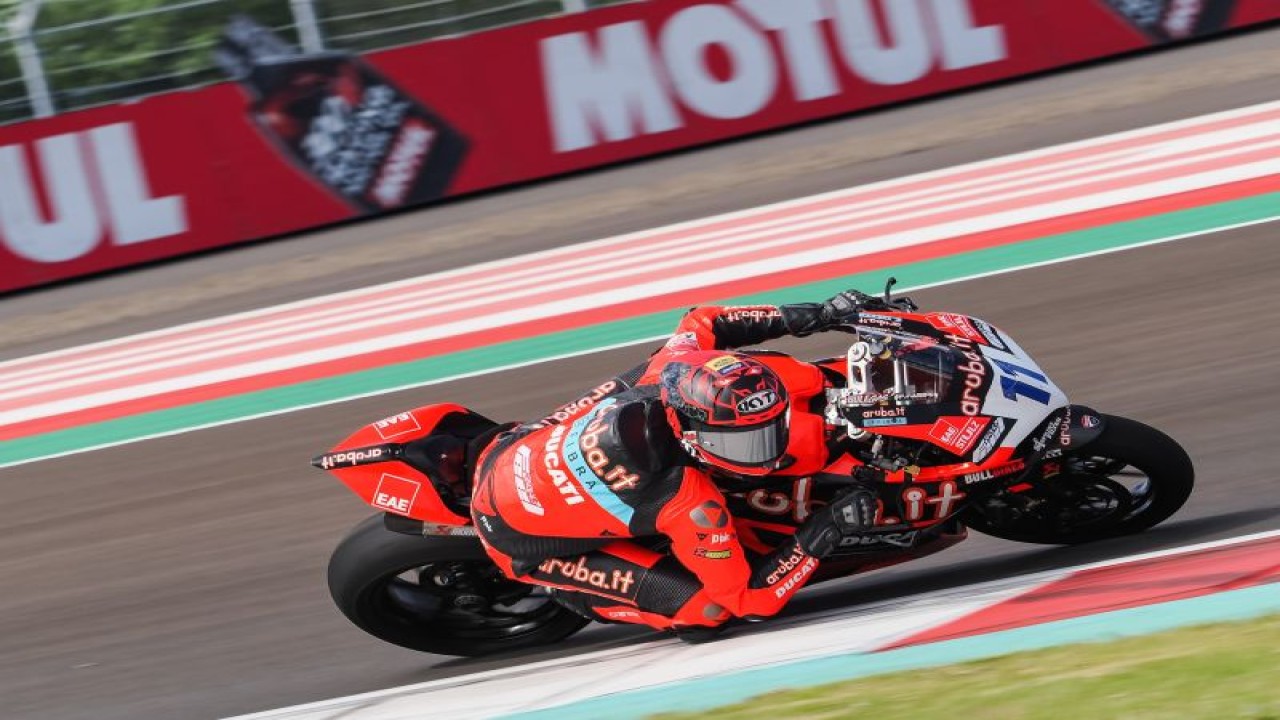Pebalap Aruba.it Ducati Nicolo Bulega berpacu di lintasan Sirkuit Internasional Mandalika, dalam sesi free practice pertama (FP 1) World Supersport 2023, pada Jumat (3/3/2023). (ANTARA/HO/WSBK)