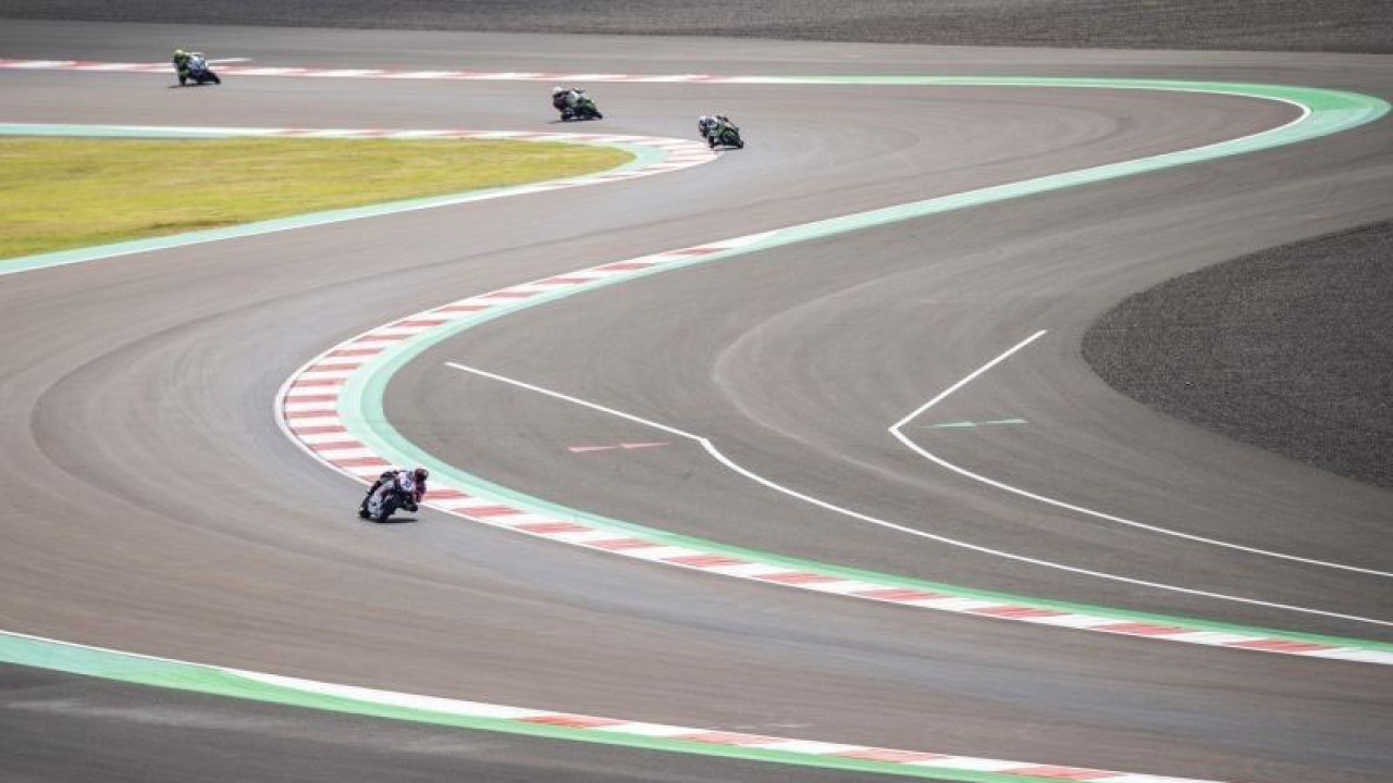 Pembalap memacu kecepatan pada latihan bebas pertama saat MOTUL FIM Superbike World Championship (WSBK) Indonesian Round 2023 di Pertamina Mandalika International Street Circuit di KEK Mandalika, Lombok Tengah, NTB, Jumat (3/3/2023). (ANTARA FOTO/M Agung Rajasa/nym/aa.)