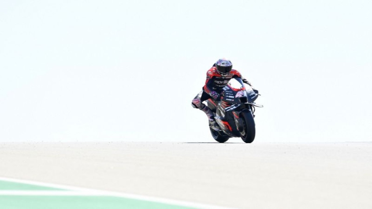 Pebalap tim Aprilia Aleix Espargaro menjalani sesi kualifikasi Grand Prix Aragon, Sirkuit MotorLand Aragon, Spanyol. (17/9/2022) (AFP/PAU BARRENA)