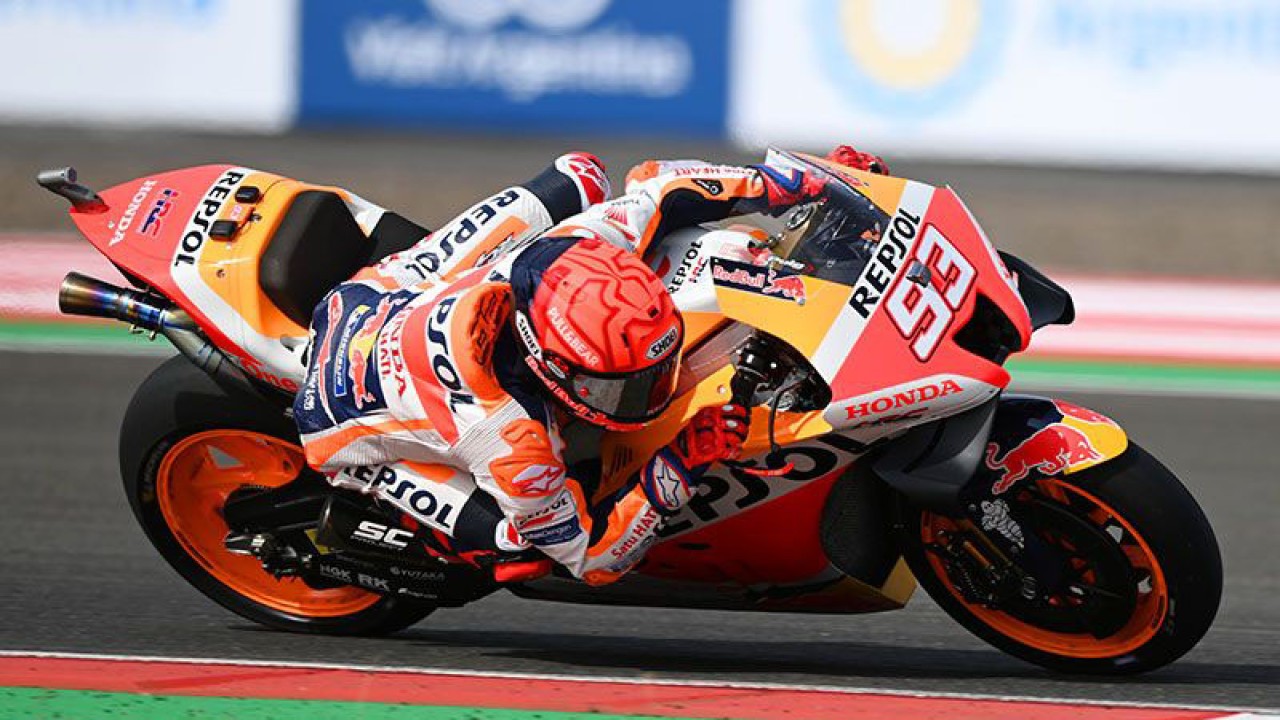 Pembalap Repsol Honda Team Marc Marquez memacu sepeda motornya saat sesi latihan bebas 2 MotoGP seri Pertamina Grand Prix of Indonesia 2022 di Pertamina Mandalika International Street Circuit, Lombok Tengah, NTB, Jumat (18/3/2022). Ajang balapan MotoGP seri kedua 2022 tersebut berlangsung pada 18-20 Maret 2022. ANTARA FOTO/Andika Wahyu/hp. (ANTARA/ANDIKA WAHYU)