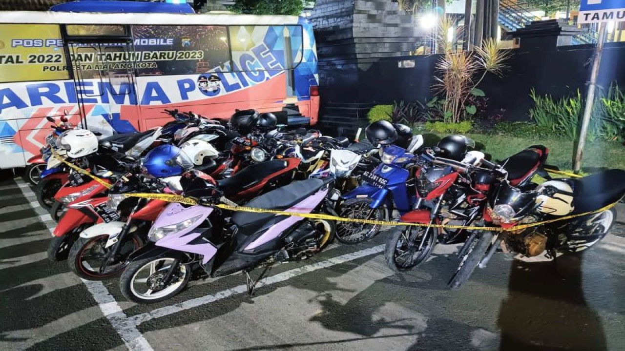 Belasan kendaraan yang dipergunakan untuk balap liar yang diamankan Polresta Malang Kota, di Kota Malang, Jawa Timur. (ANTARA/HO-Humas Polresta Malang Kota)