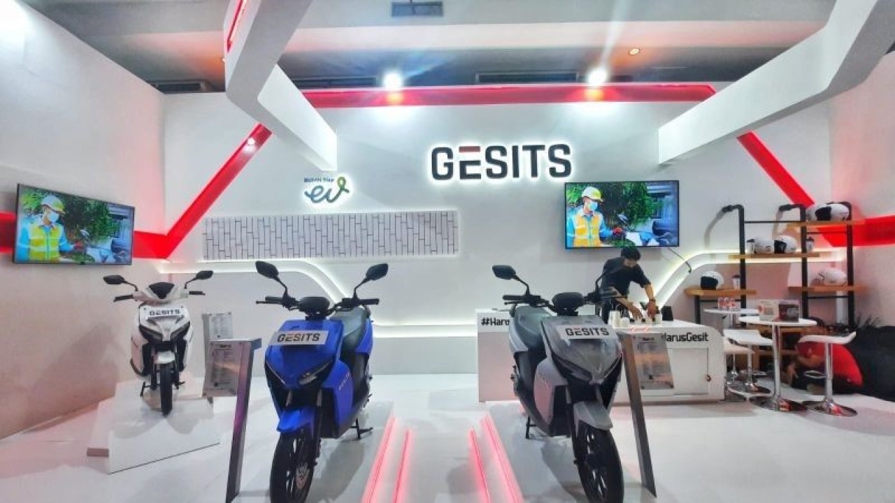 Motor listrik Gesits Raya pada ajang IIMS 2023. (ANTARA/HO)