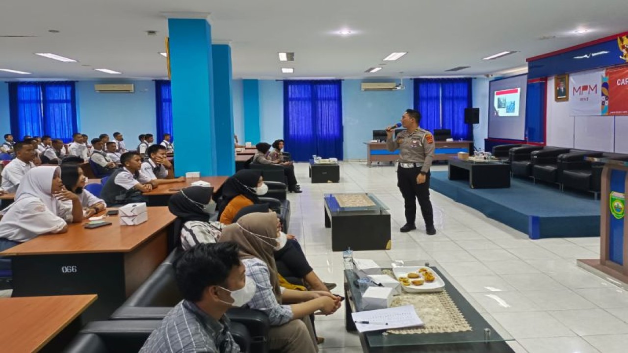Pemaparan mengenai keselamatan berkendara dalam seminar yang diselenggarakan MPMRent di SMK Negeri 2 Palembang, Sumatera Selatan. (ANTARA/HO/MPMRent)