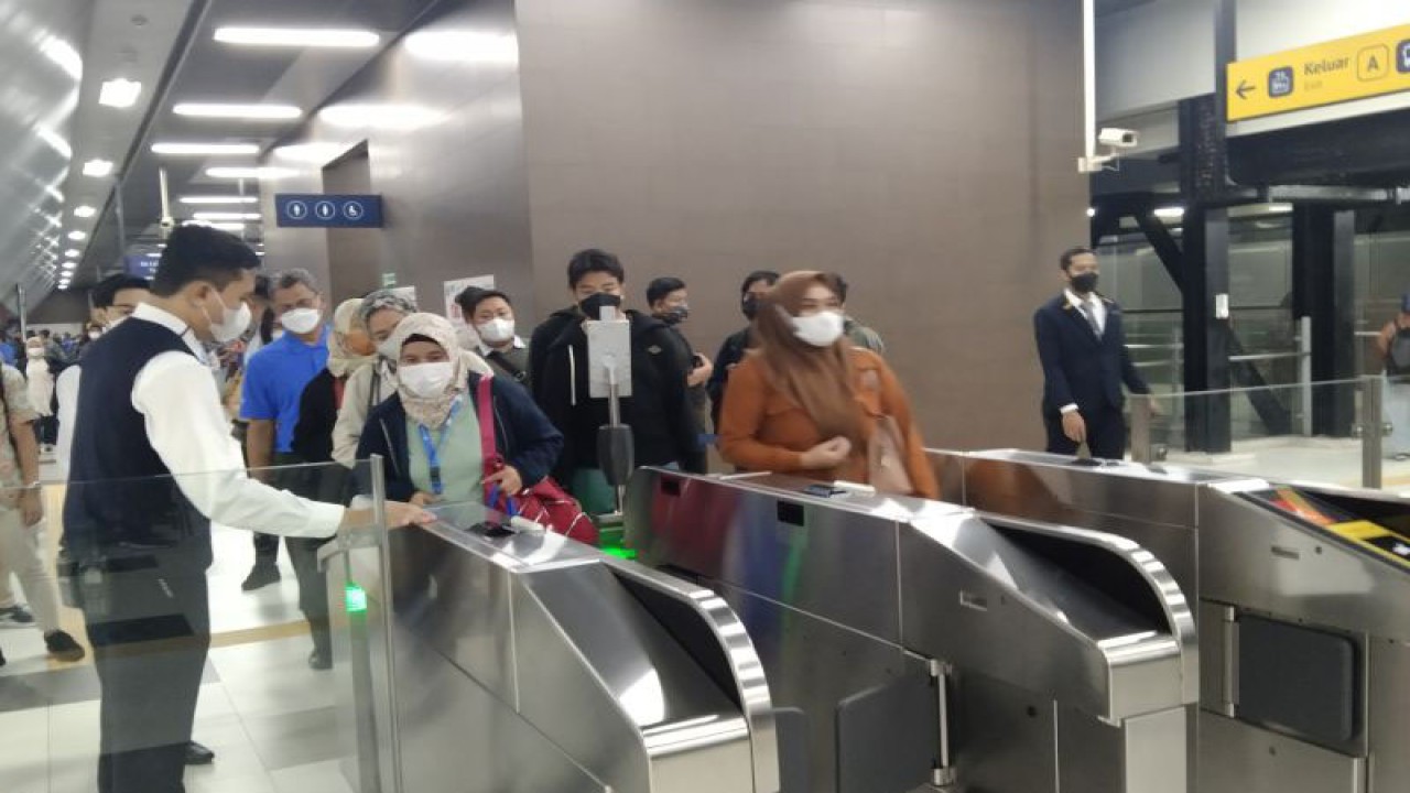 Arsip foto - Sejumlah penumpang memindai uang elektronik pada gerbang pembayaran di Stasiun MRT ASEAN, Jakarta, Jumat (7/10/2022) ANTARA/Dewa Ketut Sudiarta Wiguna