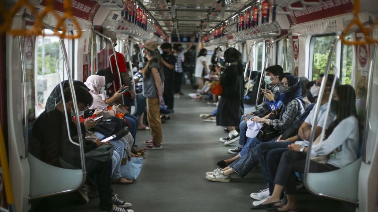 Penumpang berada di dalam rangkaian MRT, Jakarta, Sabtu (18/2/2023). ANTARA FOTO/Rivan Awal Lingga/hp.