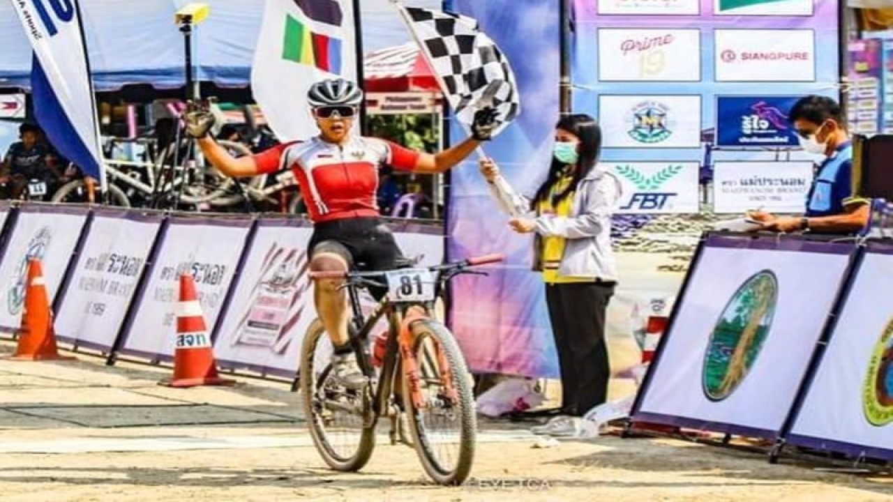 Pembalap sepeda asal Kotabaru, Kalimantan Selatan, Yunia Angelly Sahdat saat menyentuh garis finis posisi dua pada ajang balap sepeda dunia Thailand MTB Cup 1 Saklek 2023, beberapa waktu lalu. (ANTARA/HO-Aji)