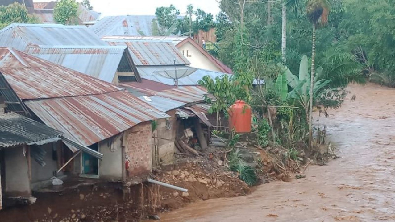 Puluhan rumah warga Muara Enim terendam banjir akibat curah hujan tinggi, Kamis (9/3/2023). (ANTARA/Edo Purmana)