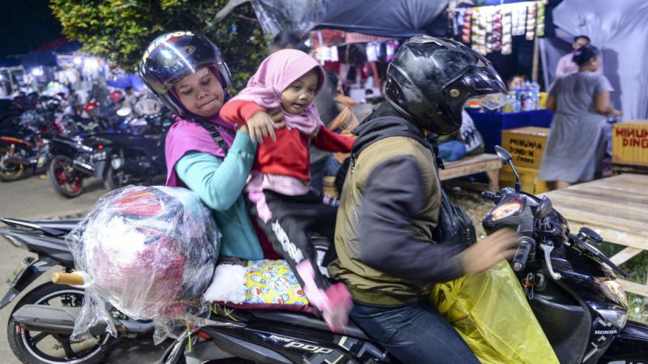 Arsip pemudik bersepeda motor bersiap melanjutkan perjalanan usai berbuka puasa di kawasan Raya Pantura, Indramayu, Jawa Barat, Jumat (29/4/2022). Menurut data Ditlantas Polda Metro Jaya sebanyak 201.352 pemudik dengan sepeda motor telah keluar dari Ibu Kota saat H-3 Lebaran 2022. ANTARA FOTO/M Risyal Hidayat/nym.