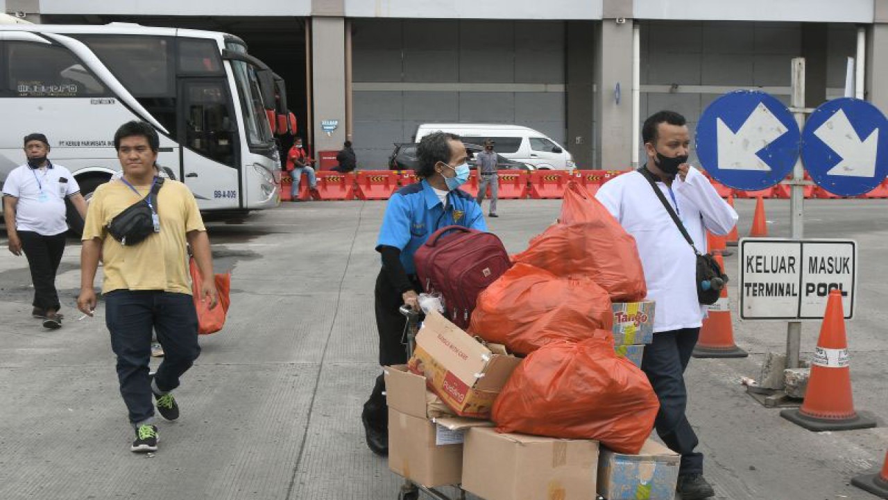 Sejumlah pemudik bersiap menaiki bus program mudik gratis DKI Jakarta di Terminal Pulogebang, Jakarta Timur, Rabu (27/4/2022). Pemprov DKI Jakarta menyediakan 292 bus yang membawa warga mudik Lebaran 1443 H dengan tujuan Sumatera Selatan, Lampung, Jawa Tengah, dan Jawa Timur. ANTARA FOTO/ Fakhri Hermansyah/rwa.
