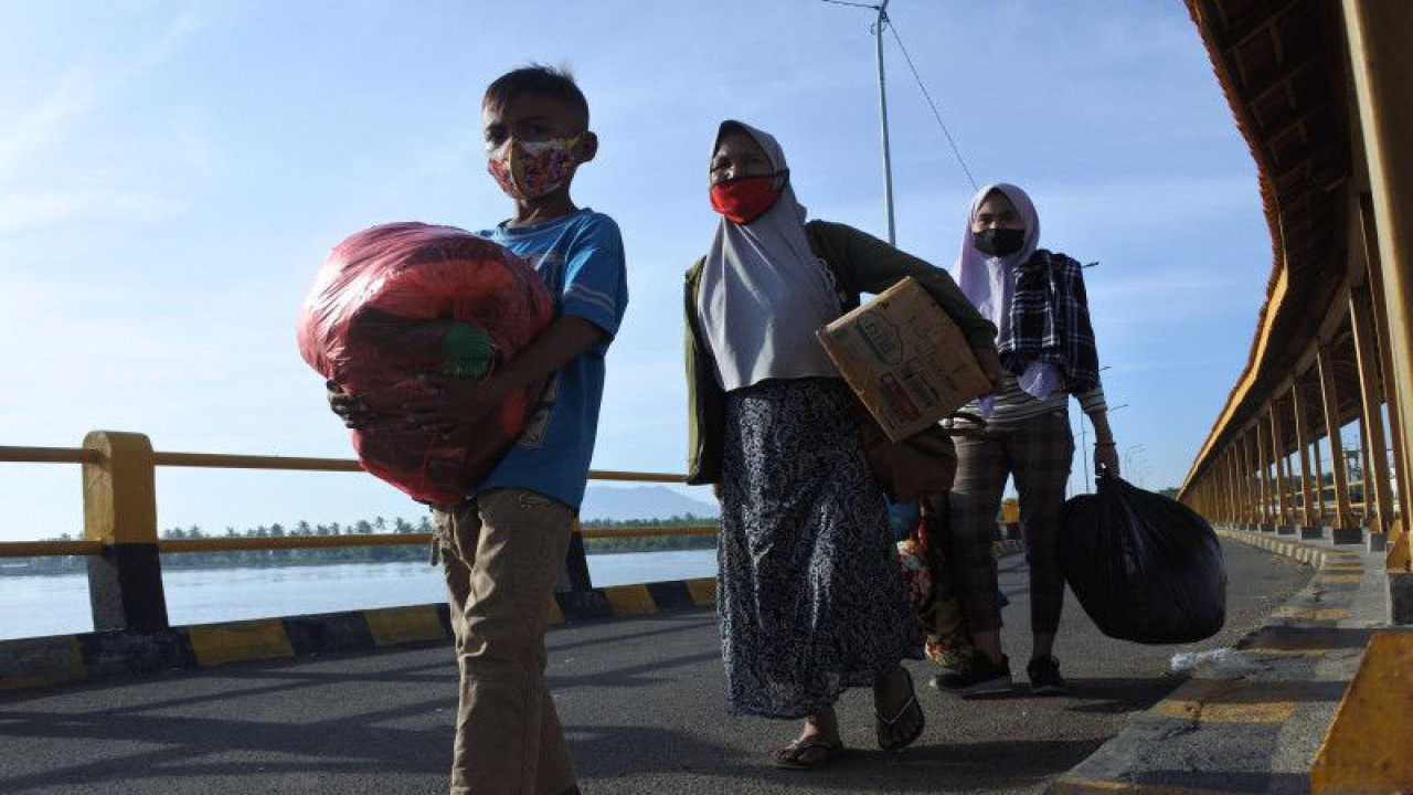 Arsip Foto. Calon penumpang berjalan menuju ke dermaga untuk naik ke kapal penyeberangan di Pelabuhan Jangkar, Kabupaten Situbondo, Provinsi Jawa Timur. (ANTARA FOTO/Seno/foc)
