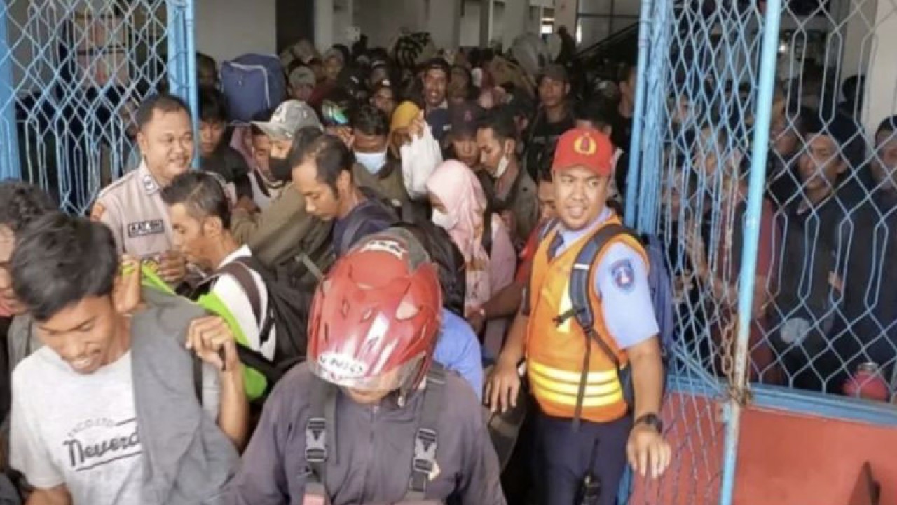 Ratusan penumpang antre di pintu terminal Pelabuhan Sampit untuk naik ke KM Kirana I yang akan membawa mereka ke Surabaya, Rabu (29/3/2023). (ANTARA/Norjani)