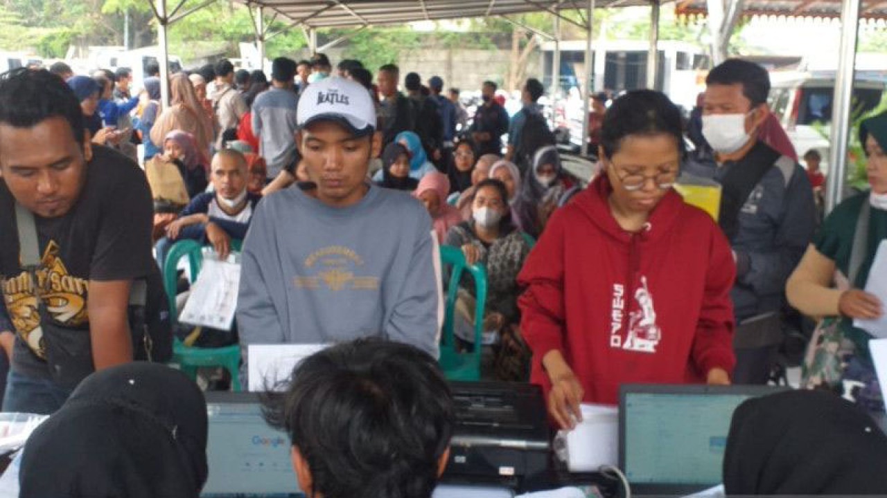 Proses verifikasi tiket mudik gratis di kantor Suku Dinas Perhubungan Jakarta Barat di kawasan Rawa Belong, Jakarta Barat, Jumat (24/3/2023). ANTARA/ Pemkot Jakbar