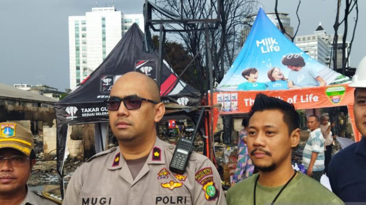 Kapolsek Metro Gambir Kompol Mugia Yarry Junanda usai melakukan olah TKP di eks lokasi kebakaran, RT 03/05, Kelurahan Petojo Selatan, Kecamatan Gambir, Jakarta Pusat pada Selasa (28/2/2023) (ANTARA/Dokumentasi Pribadi)
